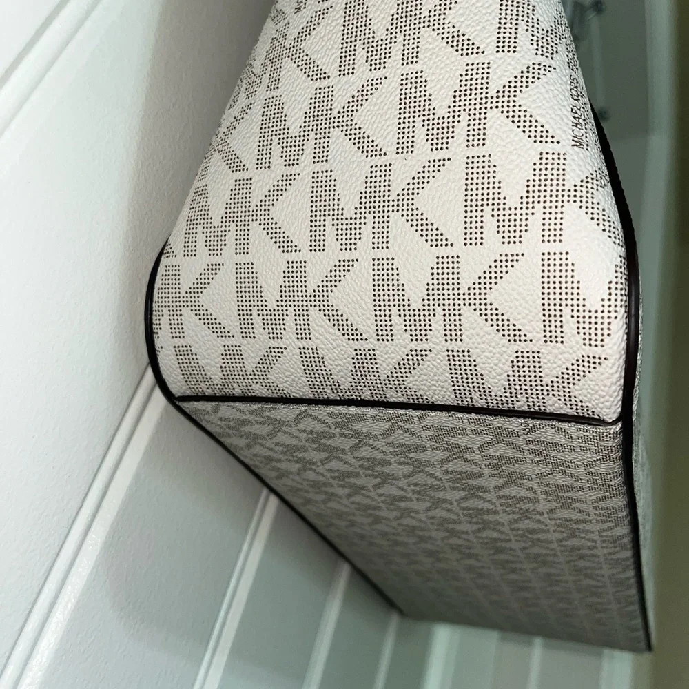 NWOT MK Jet Set Travel Large Chain Shoulder Tote Vanilla MK Signature Logo - Picture 6 of 16